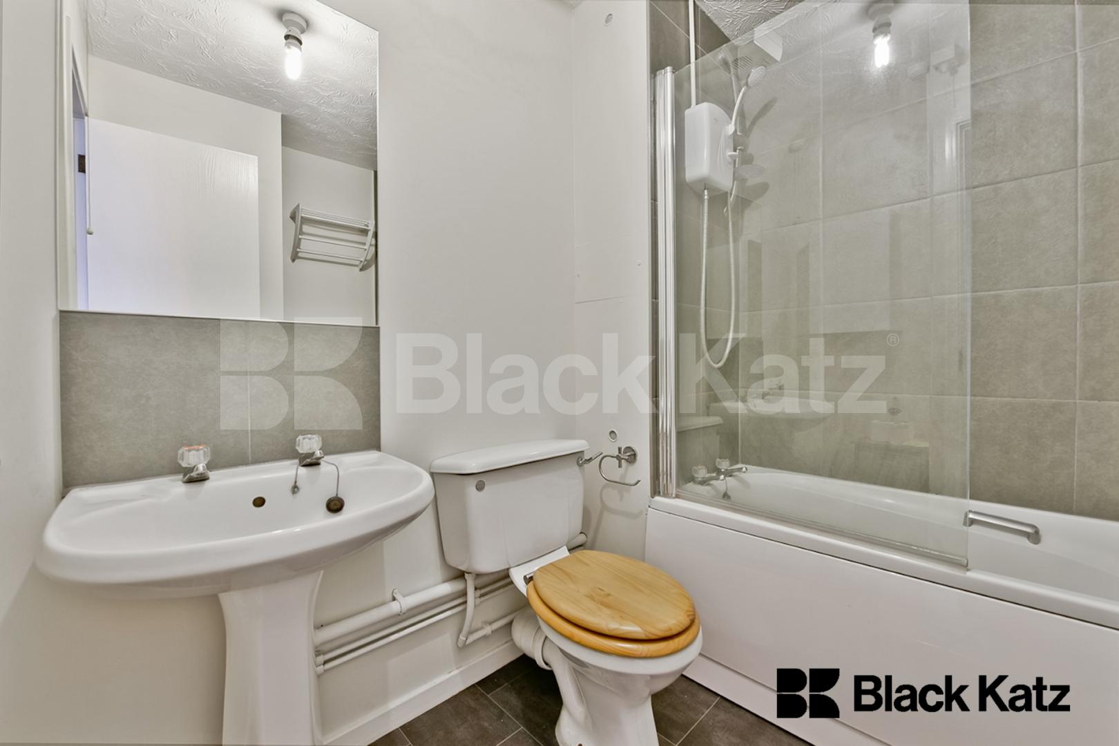  Bright & Airy With Neutral Decor Throughout Blake Court Stubbs Drive, Bermondsey